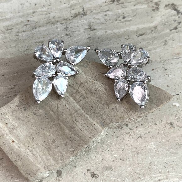 NEW~ Anthropologie Shashi Petite Fallen Leaf Stud Earrings - Picture 6 of 10